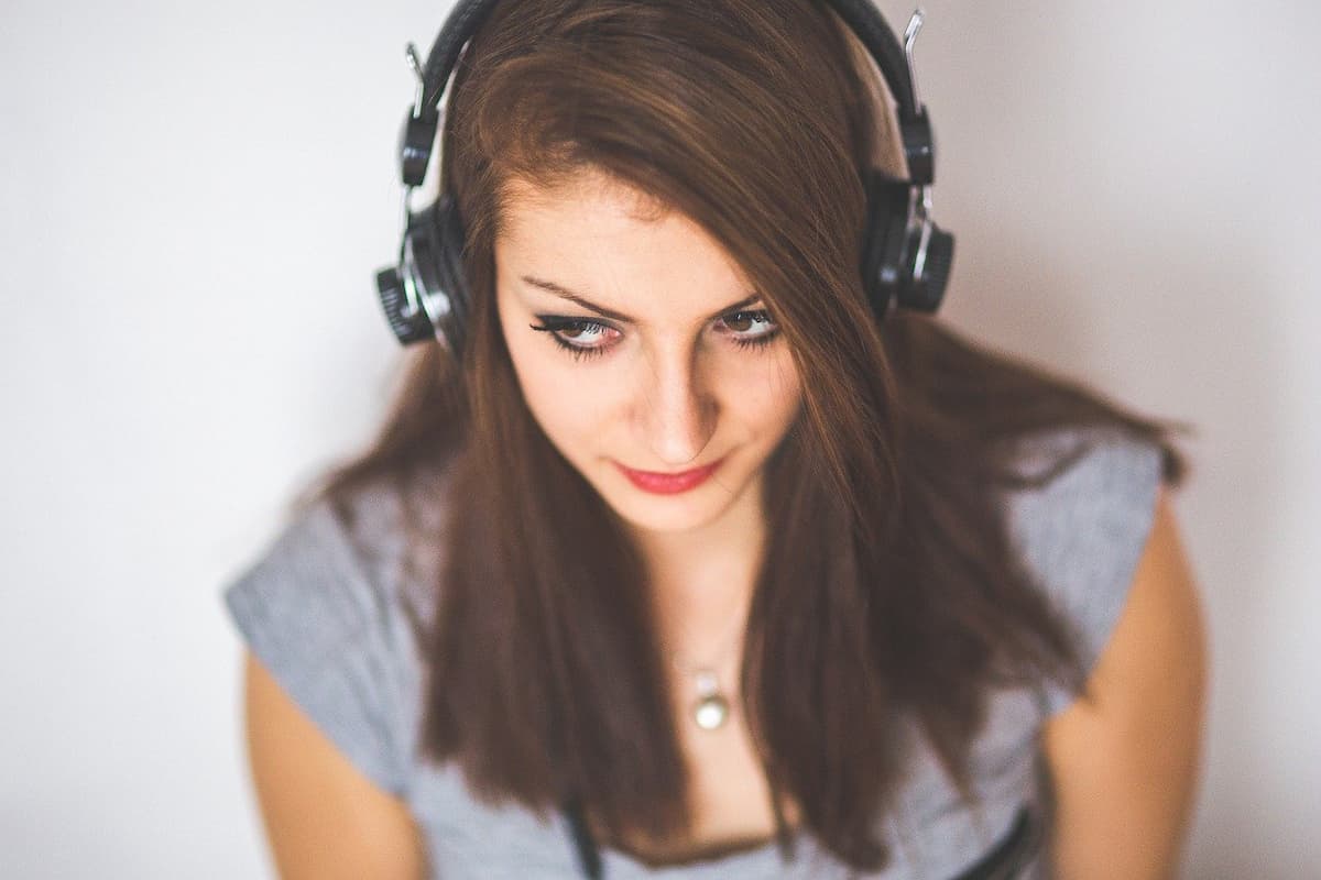 girl-lisetning