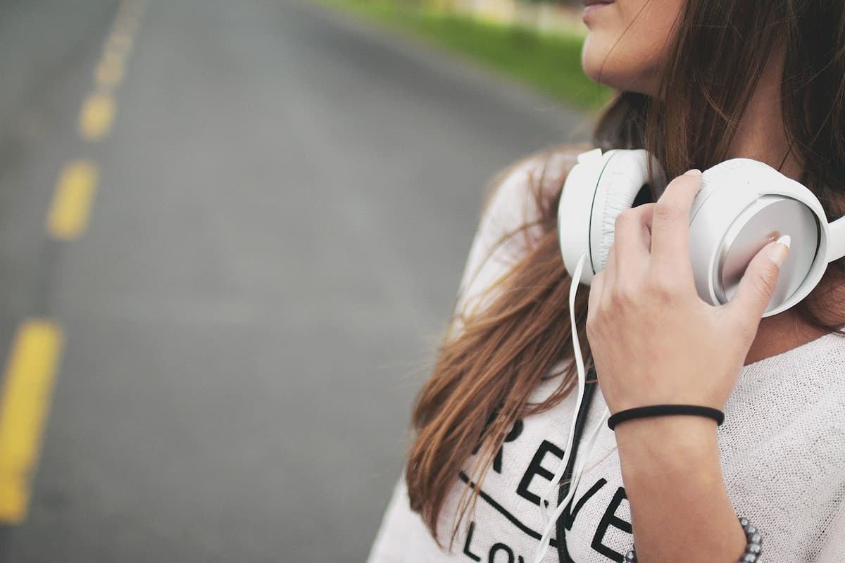 girl-listen-image